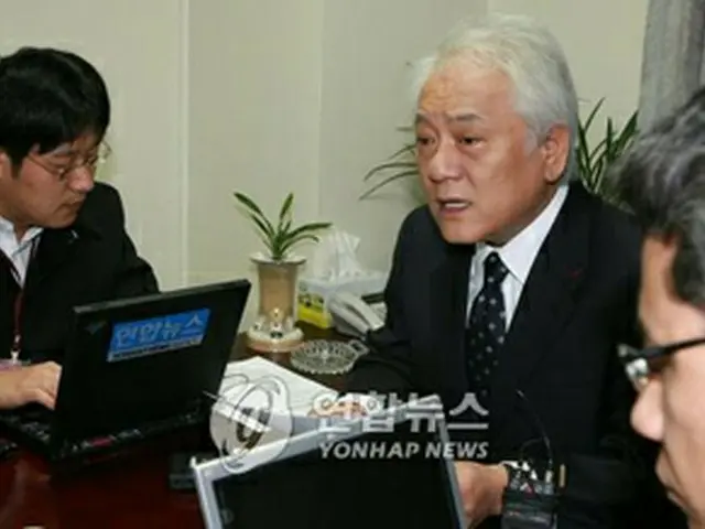 政界引退を宣言する金ハンギル議員＝6日、ソウル（聯合）