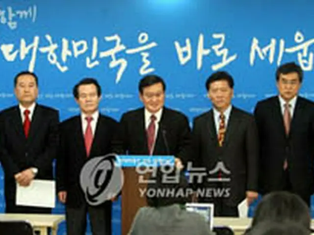 党名を発表する姜三載企画団長（中央）＝8日、ソウル（聯合）