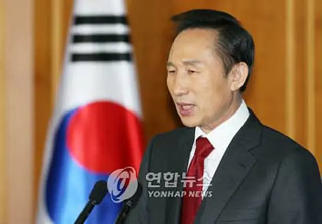 会見する李明博次期大統領＝14日、ソウル（聯合）
