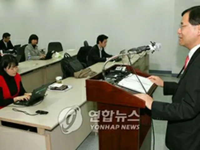 家宅捜索着手を明らかにする金特別検事補＝18日、ソウル（聯合）