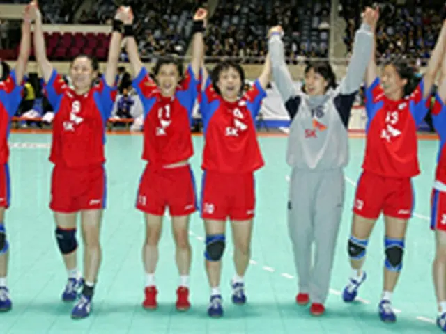 競技を終え、観客にあいさつする女子代表＝29日、東京（聯合）