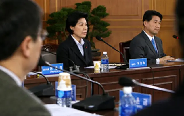 公聴会で発言する李委員長＝30日、ソウル（聯合）
