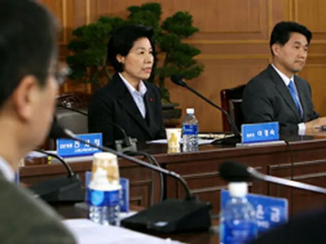 公聴会で発言する李委員長＝30日、ソウル（聯合）