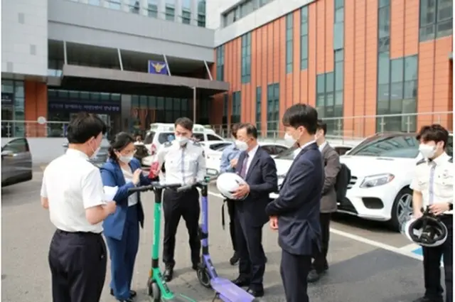 ソウル市自治警察委員会は25日、江南警察署で同署やソウル警察庁とパーソナルモビリティーの安全対策を話し合った（同委員会提供）＝（聯合ニュース）≪転載・転用禁止≫