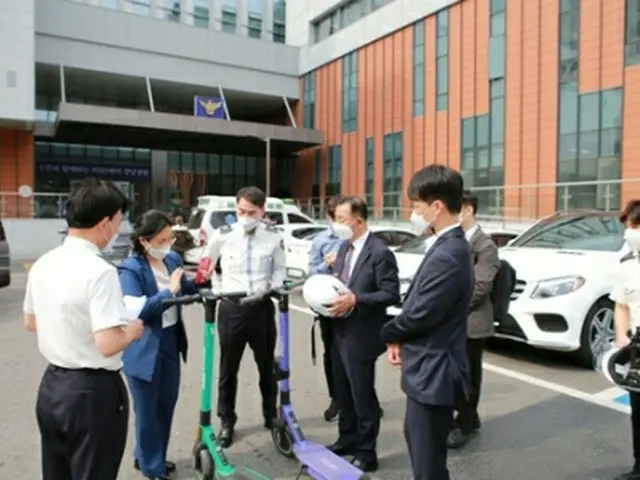 ソウル市自治警察委員会は25日、江南警察署で同署やソウル警察庁とパーソナルモビリティーの安全対策を話し合った（同委員会提供）＝（聯合ニュース）≪転載・転用禁止≫