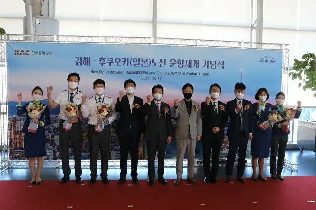 エアプサン代表、韓国航空公社社長、駐釜山日本総領事をはじめとした関係機関の関係者たちが「釜山-福岡」路線の運航再開を記念し、写真撮影している様子（画像提供:wowkorea）