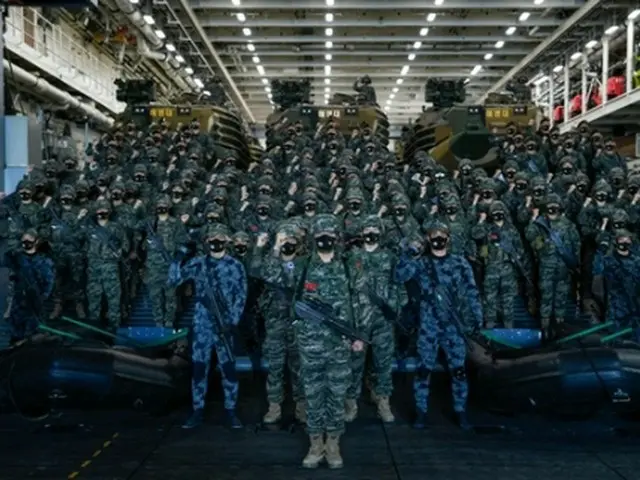 環太平洋合同演習に参加するため大型輸送艦「馬羅島」に搭乗して出航する海兵隊（海軍提供）＝（聯合ニュース）≪転載・転用禁止≫