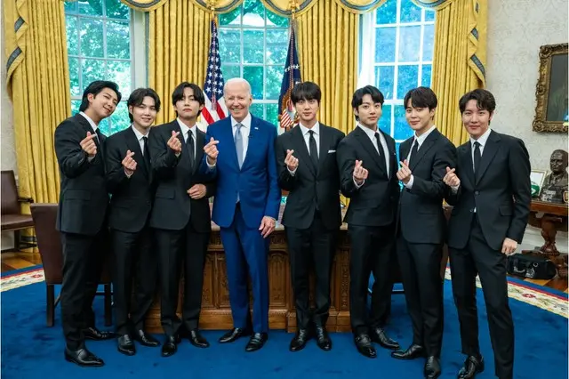 「BTS」とバイデン米大統領、世界に向けて「指ハート」＝米ホワイトハウス（画像提供:wowkorea）