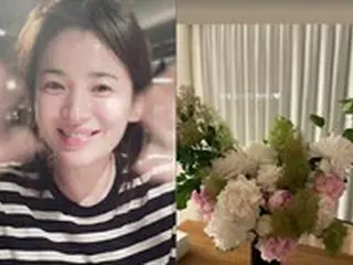 女優ソン・ヘギョ、贈り物の花束と一緒に自宅を「チラ見せ」