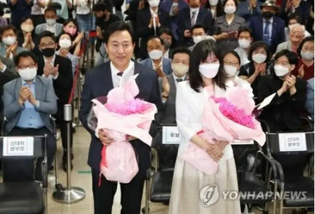 開票状況室であいさつする呉氏夫妻（国会写真記者団）＝２日、ソウル（聯合ニュース）