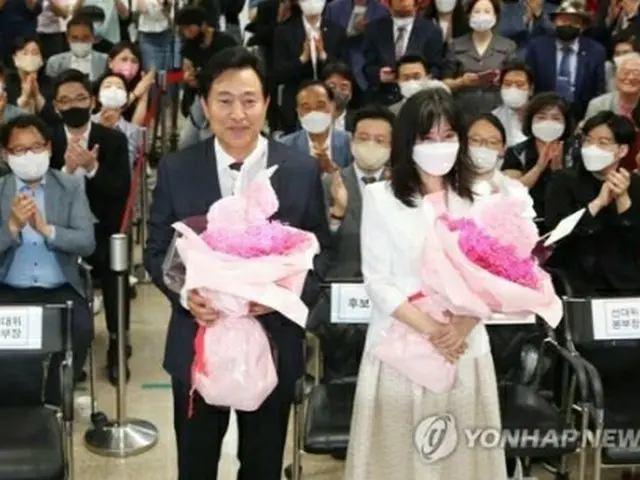 開票状況室であいさつする呉氏夫妻（国会写真記者団）＝２日、ソウル（聯合ニュース）
