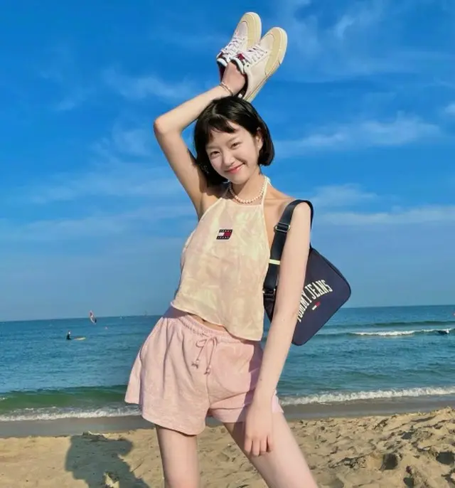 女優イ・ユビ、海岸で爽やかなホルターネックファッション（画像提供:wowkorea）