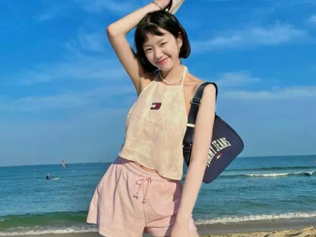 女優イ・ユビ、海岸で爽やかなホルターネックファッション（画像提供:wowkorea）