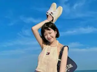 女優イ・ユビ、海岸で爽やかなホルターネックファッション