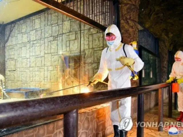 北朝鮮の朝鮮中央通信は5月20日、大流行中の感染症に対処するため平壌の中央動物園で消毒作業が行われていると報じた＝（朝鮮中央通信＝聯合ニュース）≪転載・転用禁止≫
