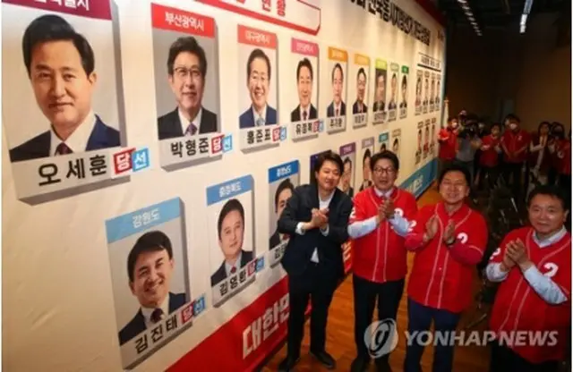 当選者にステッカーをつける「国民の力」の執行部（国会写真記者団）＝2日、ソウル（聯合ニュース）