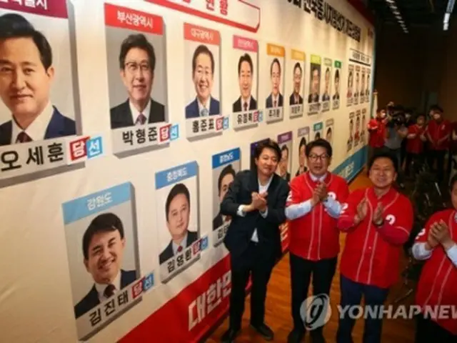 当選者にステッカーをつける「国民の力」の執行部（国会写真記者団）＝2日、ソウル（聯合ニュース）