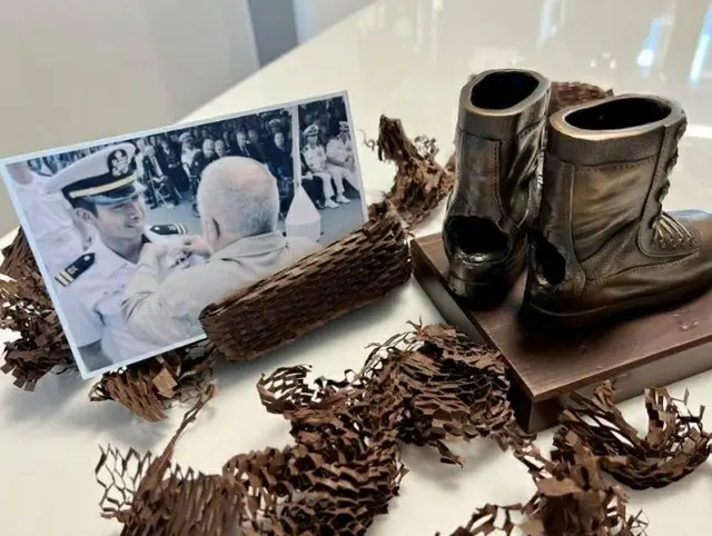 負傷しウクライナから帰国したイ・グン元大尉、ファンから贈られた「軍靴の像」を公開（画像提供:wowkorea）