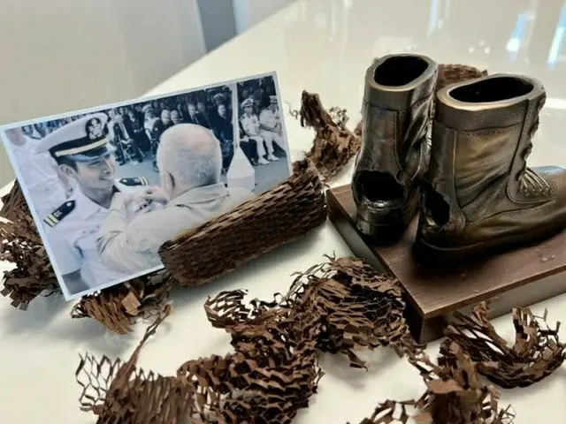 負傷しウクライナから帰国したイ・グン元大尉、ファンから贈られた「軍靴の像」を公開（画像提供:wowkorea）
