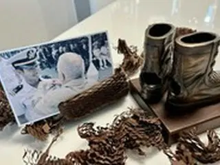 負傷しウクライナから帰国したイ・グン元大尉、ファンから贈られた「軍靴の像」を公開