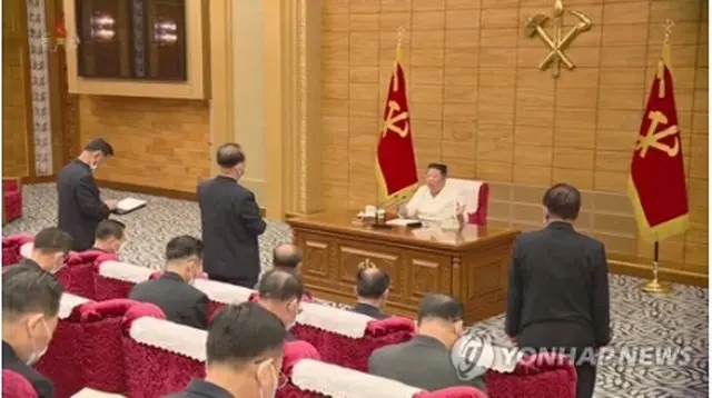 ５月２９日、党中央委員会政治局の協議会を主宰する金正恩氏（資料写真、朝鮮中央テレビの映像から）＝（聯合ニュース）≪転載・転用禁止≫