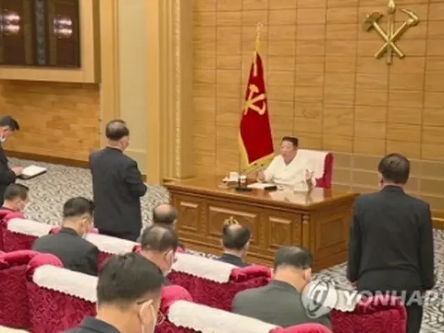 ５月２９日、党中央委員会政治局の協議会を主宰する金正恩氏（資料写真、朝鮮中央テレビの映像から）＝（聯合ニュース）≪転載・転用禁止≫