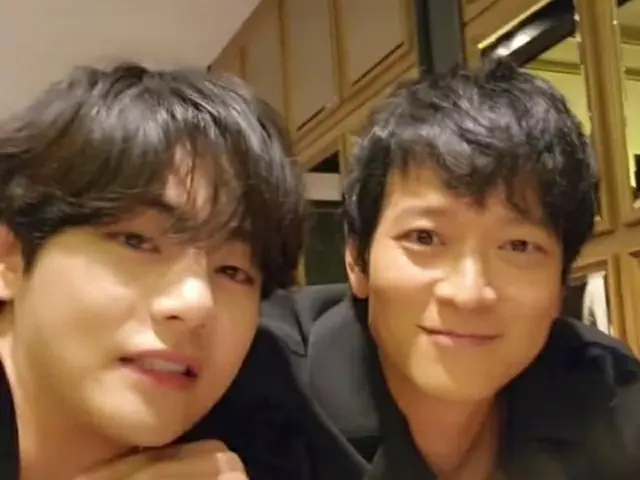 「BTS」V、急いで帰国…このためだったのか「俳優カン・ドンウォンと2ショット」（画像提供:wowkorea）