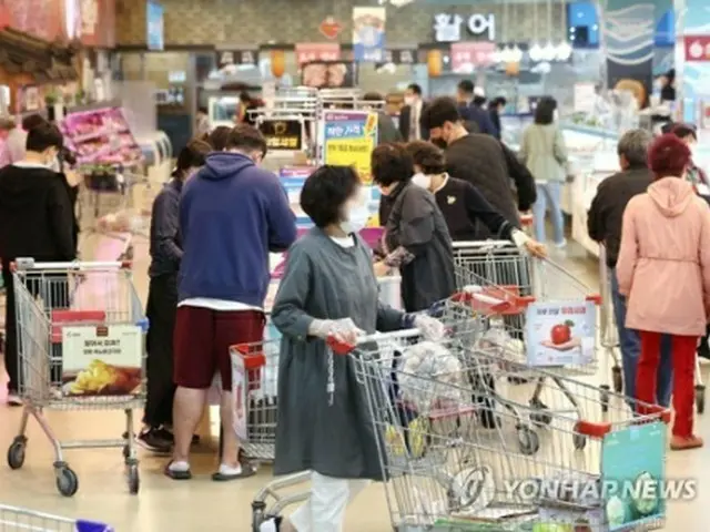 大型スーパーの食品売り場を見て回る消費者（資料写真）＝（聯合ニュース）