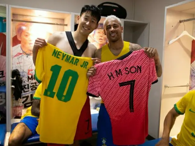 ソン・フンミン、試合後に笑顔でネイマールとユニフォームを交換（画像提供:wowkorea）