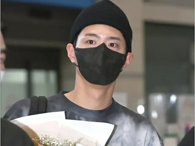 俳優パク・ボゴム、花束を持って帰国（画像提供:wowkorea）