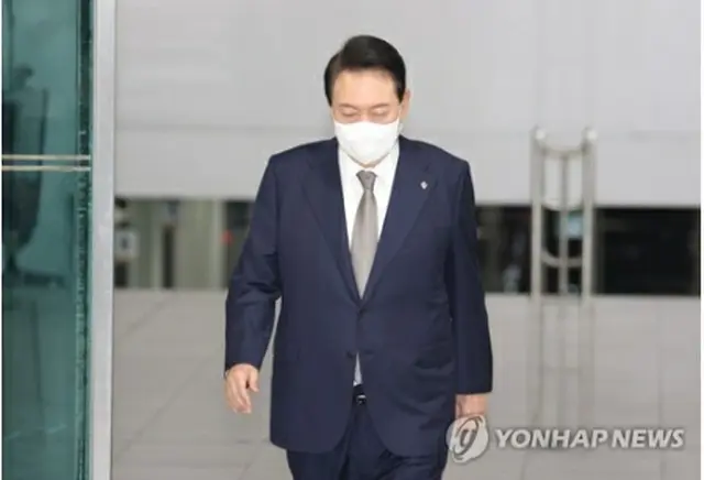 ソウル・竜山の大統領室に向かう尹大統領＝3日、ソウル（聯合ニュース）