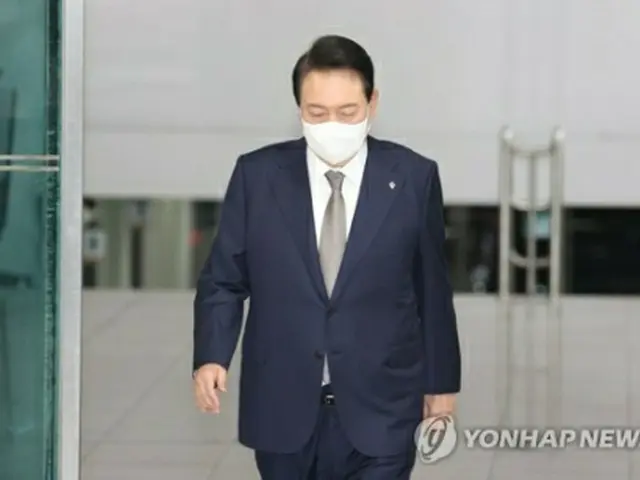 ソウル・竜山の大統領室に向かう尹大統領＝3日、ソウル（聯合ニュース）