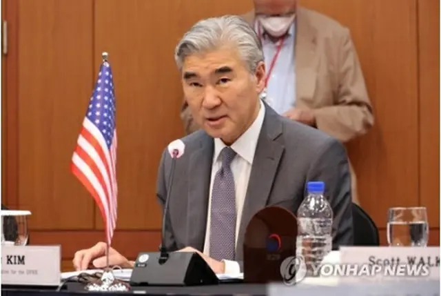 韓米日の北朝鮮担当高官による会合で発言するソン・キム氏（共同取材）＝3日、ソウル（聯合ニュース）