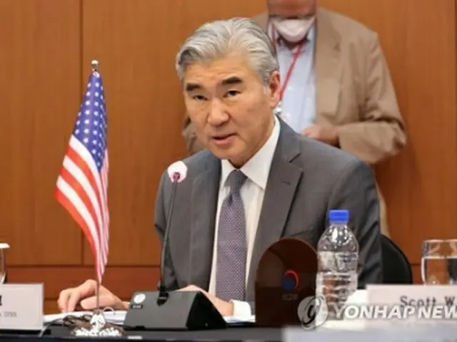 韓米日の北朝鮮担当高官による会合で発言するソン・キム氏（共同取材）＝3日、ソウル（聯合ニュース）