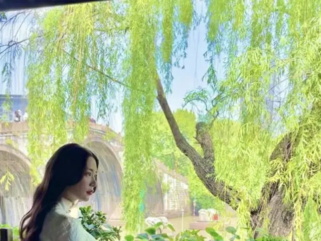 女優クララ、深いスリットのスカートにファンは「ドキドキ」(画像提供:wowkorea)