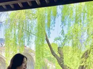 女優クララ、深いスリットのスカートにファンは「ドキドキ」