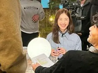 “国民の初恋”女優イ・ヨニ、撮影現場をハッピーオーラに包むスマイル…結婚2年目の新妻の美貌