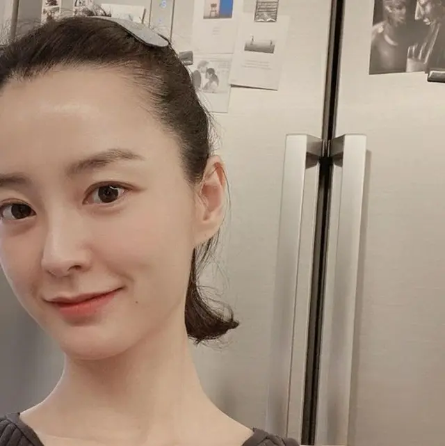 女優チョン・ユミがむきたまごのような肌を披露した。（画像提供:wowkorea）