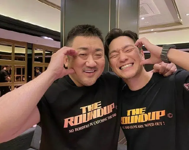 キュートな頬ハートを見せるマ・ドンソクとソン・ソック。（画像提供:wowkorea）