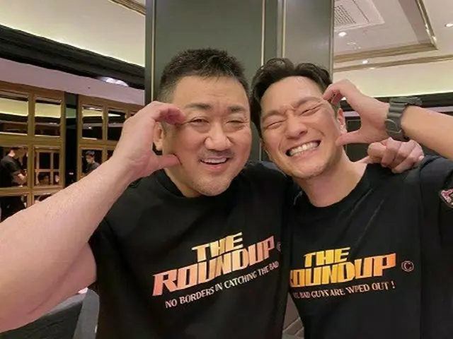 キュートな頬ハートを見せるマ・ドンソクとソン・ソック。（画像提供:wowkorea）