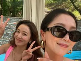 女優オ・ユナ、日焼けした肌で女優仲間イ・ソヨンとプールから「ダブルピース」