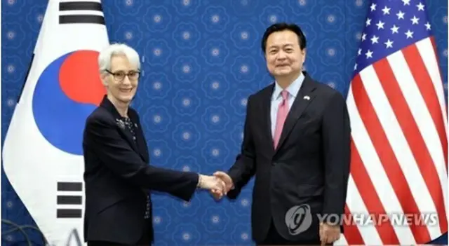 会談前、握手を交わす趙氏（右）とシャーマン氏＝7日、ソウル（聯合ニュース）