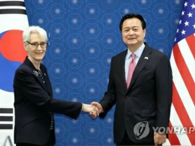 会談前、握手を交わす趙氏（右）とシャーマン氏＝7日、ソウル（聯合ニュース）