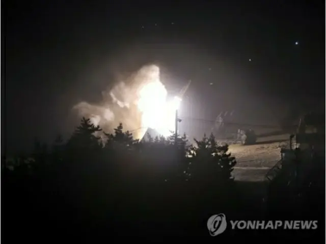 北朝鮮が５日に短距離弾道ミサイル８発を発射したことに対抗し、韓米両軍が６日未明に地対地ミサイル８発を発射した（在韓米軍広報室提供）＝（聯合ニュース）≪転載・転用禁止≫