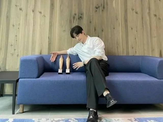 ジュノ（2PM）、2冠に輝いた百想芸術大賞のトロフィーと感謝の近況ショット…白シャツ姿で魅了（画像提供:wowkorea）