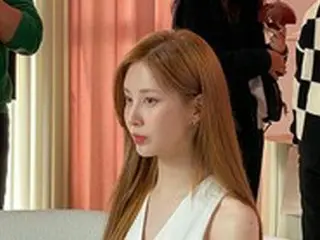 「少女時代」ソヒョン、純白ワンピにすらり二の腕披露の広告撮影オフショットが清純セクシーな美しさ