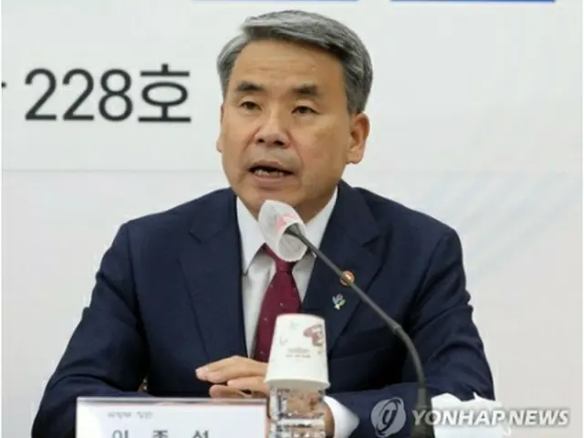 協議で発言する国防部の李鐘燮長官（国会写真記者団）＝8日、ソウル（聯合ニュース）