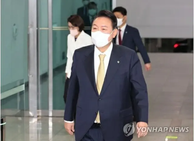 ソウル・竜山の大統領室庁舎に入る尹大統領＝8日、ソウル（聯合ニュース）