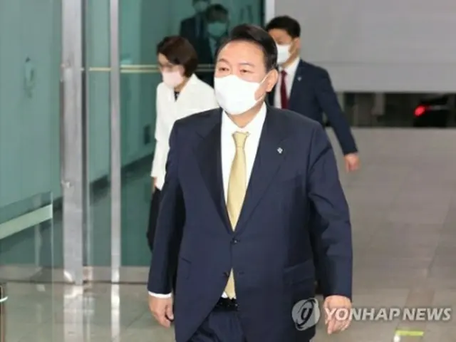 ソウル・竜山の大統領室庁舎に入る尹大統領＝8日、ソウル（聯合ニュース）
