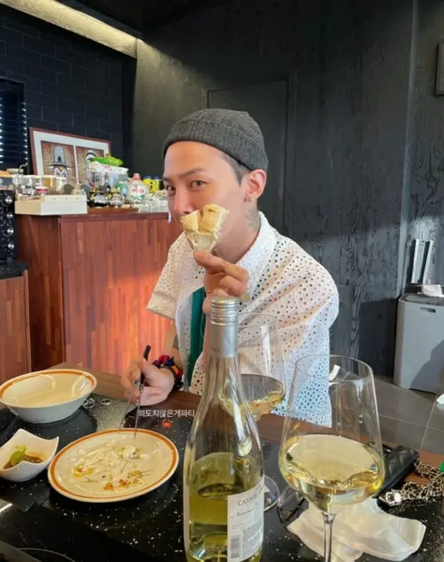 G-DRAGON、友人とタバコを吸って“余裕”の表情1（画像提供:wowkorea）